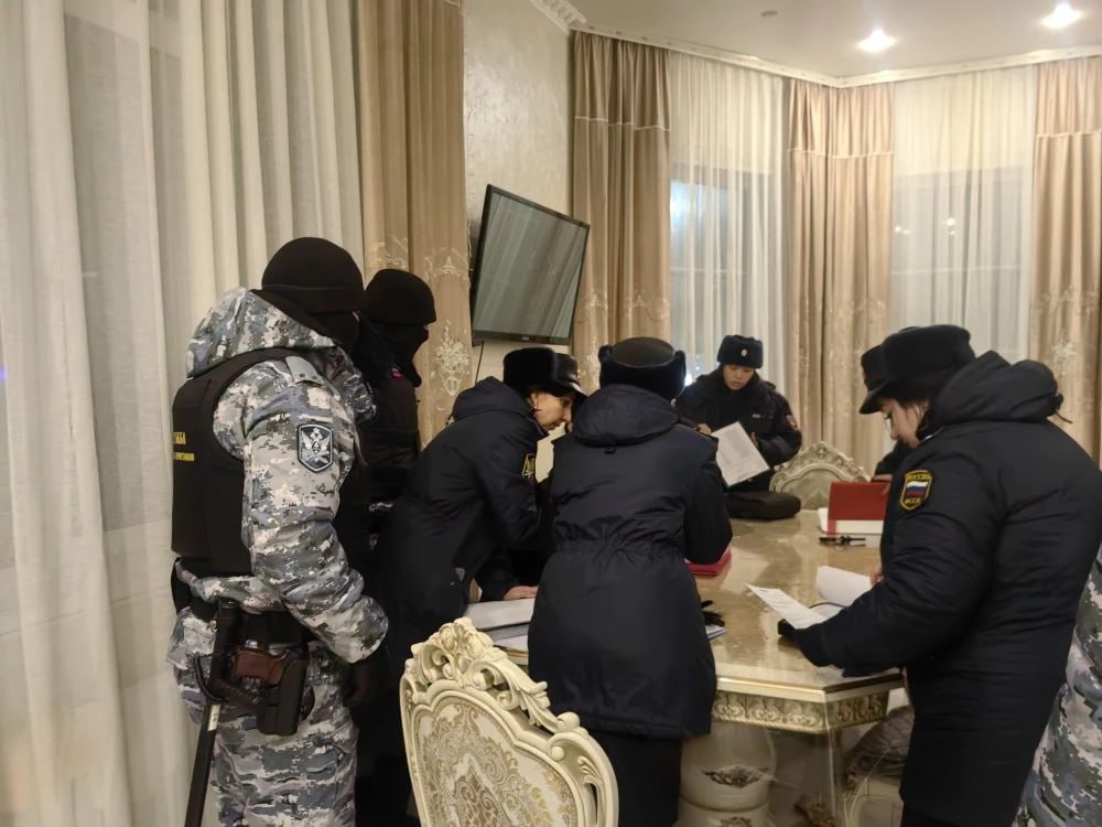 Цыганский посёлок в Усть-Абаканском районе «прошерстили» судебные приставы, сотрудники полиции и Росгвардии Цыганский посёлок в Усть-Абаканском районе «прошерстили» судебные приставы, сотрудники полиции и Росгвардии