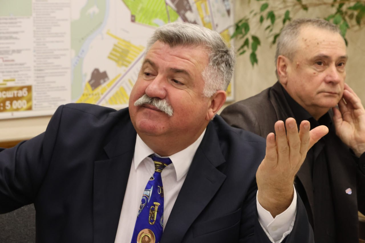 Сегодня нашему замечательному Концертному духовому оркестру – 35 лет! Cо знаменательной датой коллектив в неформальной обстановке в городской администрации поздравили министр культуры Республики Хакасия Светлана Окольникова... Сегодня нашему замечательному Концертному духовому оркестру – 35 лет! Cо знаменательной датой коллектив в неформальной обстановке в городской администрации поздравили министр культуры Республики Хакасия Светлана Окольникова...