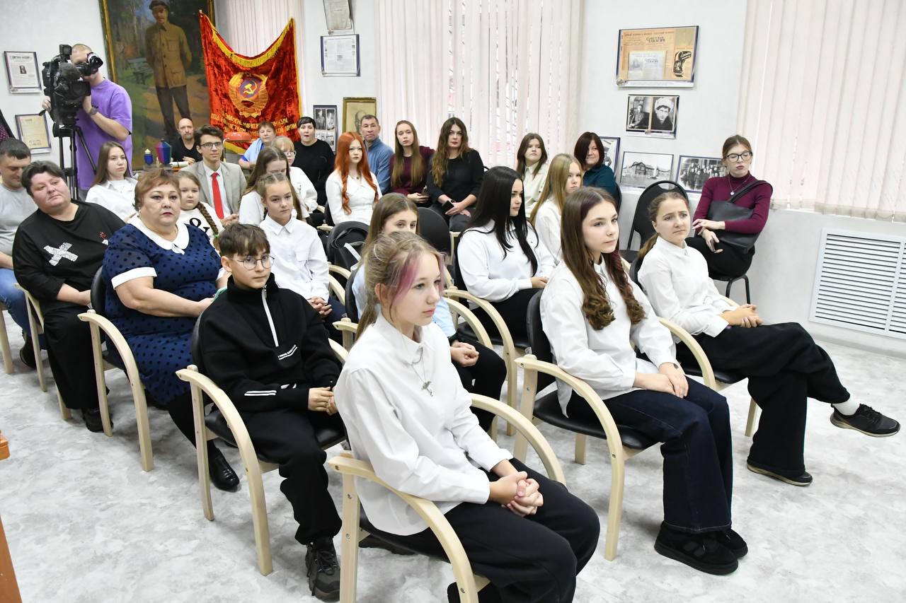 В Республике Хакасия сотрудник ГСУ принял участие в церемонии награждения победителей конкурса детского творчества В Республике Хакасия сотрудник ГСУ принял участие в церемонии награждения победителей конкурса детского творчества