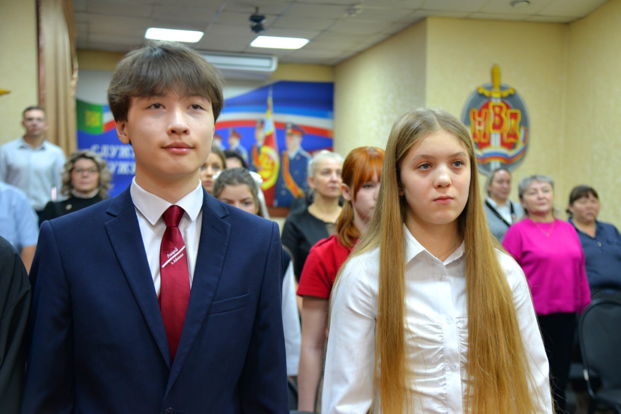 Министр внутренних дел по Республике Хакасия вручил первые паспорта юным гражданам России Министр внутренних дел по Республике Хакасия вручил первые паспорта юным гражданам России