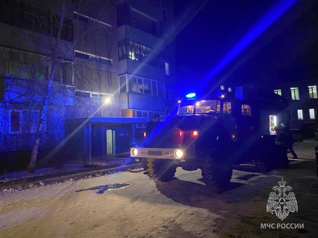 В Саяногорске пожарные спасли из задымленной квартиры трех человек