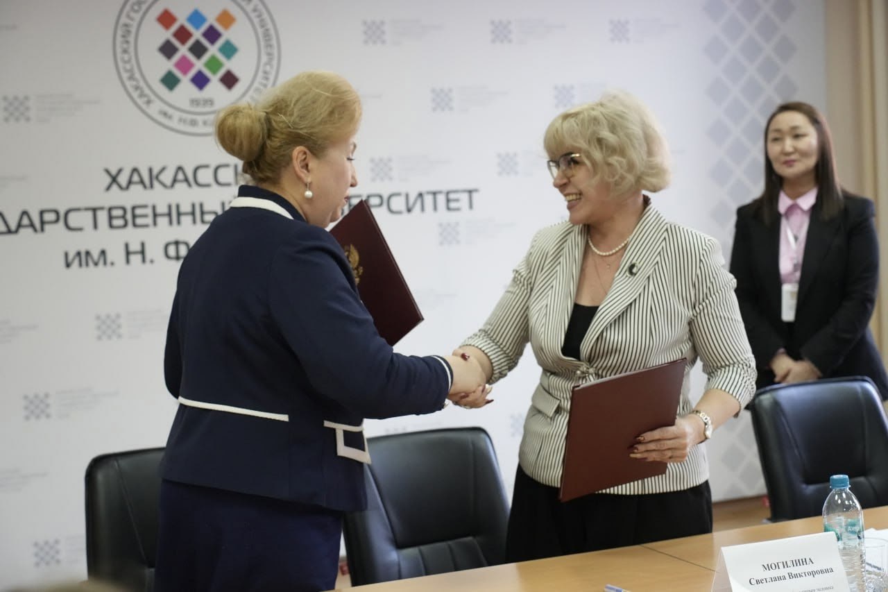 Соглашение между Уполномоченным по правам человека в РХ Светланой Могилиной и ректором Хакасского государственного университета им. Н.Ф. Катанова Татьяной Красновой было подписано накануне в ходе круглого стола по защите... Соглашение между Уполномоченным по правам человека в РХ Светланой Могилиной и ректором Хакасского государственного университета им. Н.Ф. Катанова Татьяной Красновой было подписано накануне в ходе круглого стола по защите...