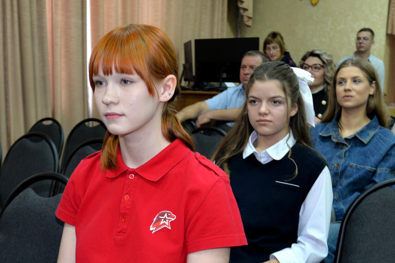 Министр внутренних дел по Республике Хакасия вручил первые паспорта юным гражданам России Министр внутренних дел по Республике Хакасия вручил первые паспорта юным гражданам России