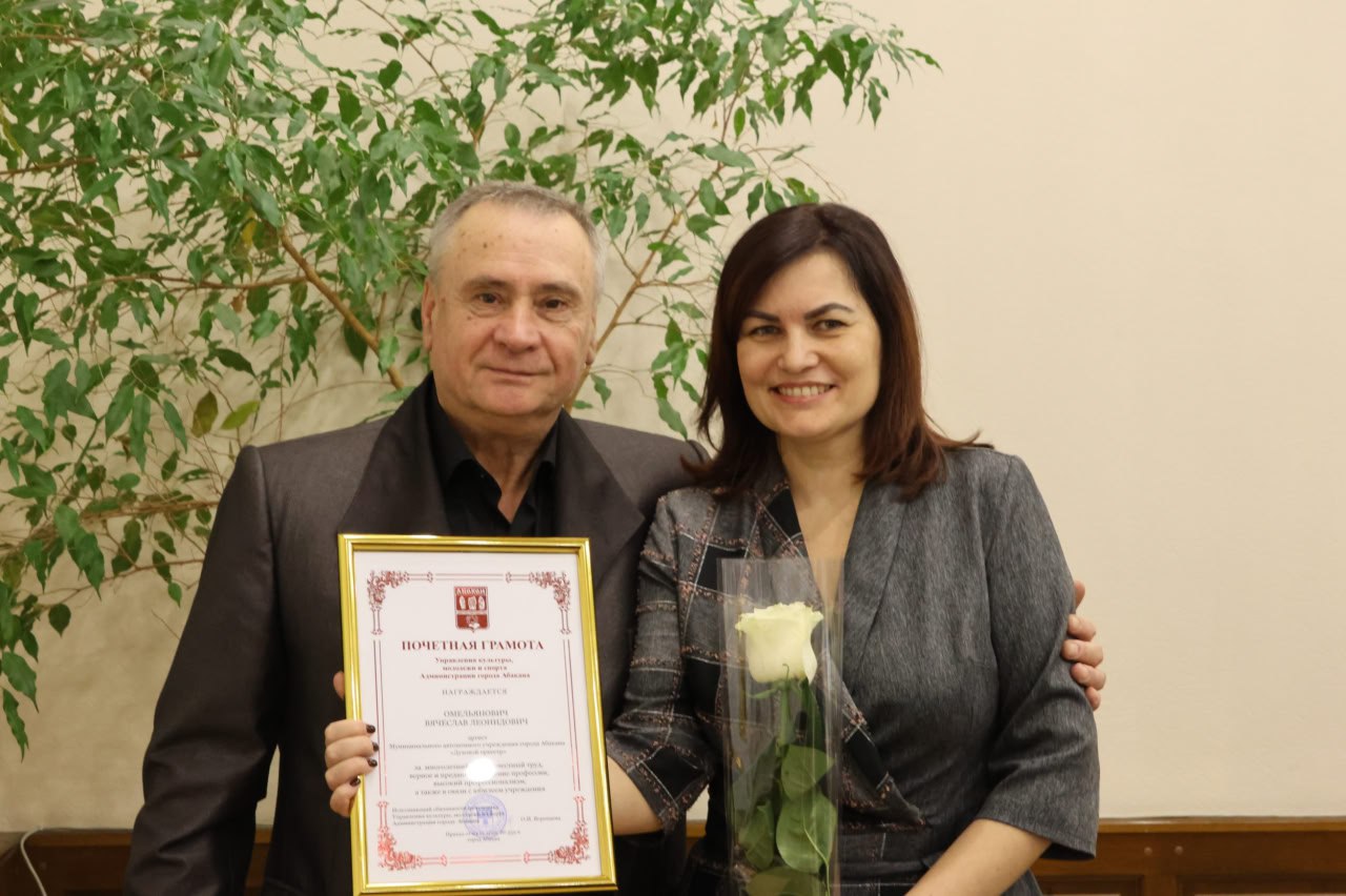 Сегодня нашему замечательному Концертному духовому оркестру – 35 лет! Cо знаменательной датой коллектив в неформальной обстановке в городской администрации поздравили министр культуры Республики Хакасия Светлана Окольникова... Сегодня нашему замечательному Концертному духовому оркестру – 35 лет! Cо знаменательной датой коллектив в неформальной обстановке в городской администрации поздравили министр культуры Республики Хакасия Светлана Окольникова...