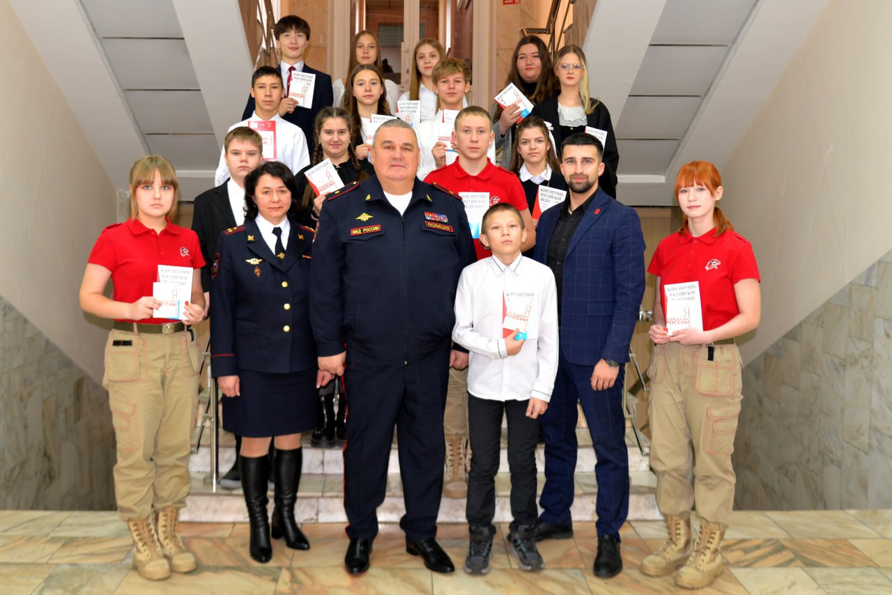 Министр внутренних дел по Республике Хакасия вручил первые паспорта юным гражданам России