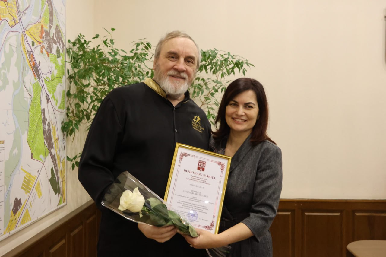 Сегодня нашему замечательному Концертному духовому оркестру – 35 лет! Cо знаменательной датой коллектив в неформальной обстановке в городской администрации поздравили министр культуры Республики Хакасия Светлана Окольникова... Сегодня нашему замечательному Концертному духовому оркестру – 35 лет! Cо знаменательной датой коллектив в неформальной обстановке в городской администрации поздравили министр культуры Республики Хакасия Светлана Окольникова...