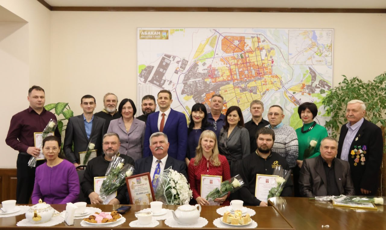 Сегодня нашему замечательному Концертному духовому оркестру – 35 лет! Cо знаменательной датой коллектив в неформальной обстановке в городской администрации поздравили министр культуры Республики Хакасия Светлана Окольникова...