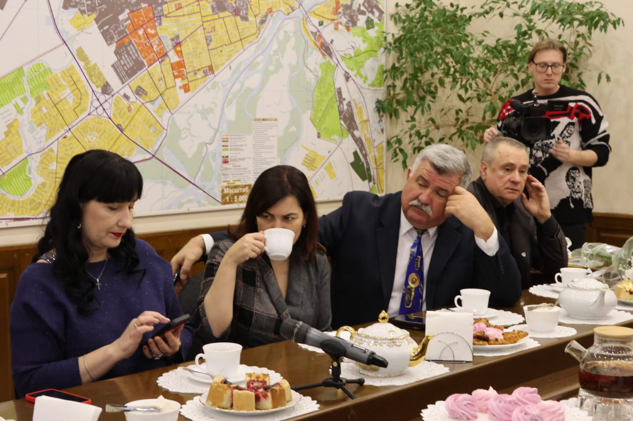 Сегодня нашему замечательному Концертному духовому оркестру – 35 лет! Cо знаменательной датой коллектив в неформальной обстановке в городской администрации поздравили министр культуры Республики Хакасия Светлана Окольникова... Сегодня нашему замечательному Концертному духовому оркестру – 35 лет! Cо знаменательной датой коллектив в неформальной обстановке в городской администрации поздравили министр культуры Республики Хакасия Светлана Окольникова...