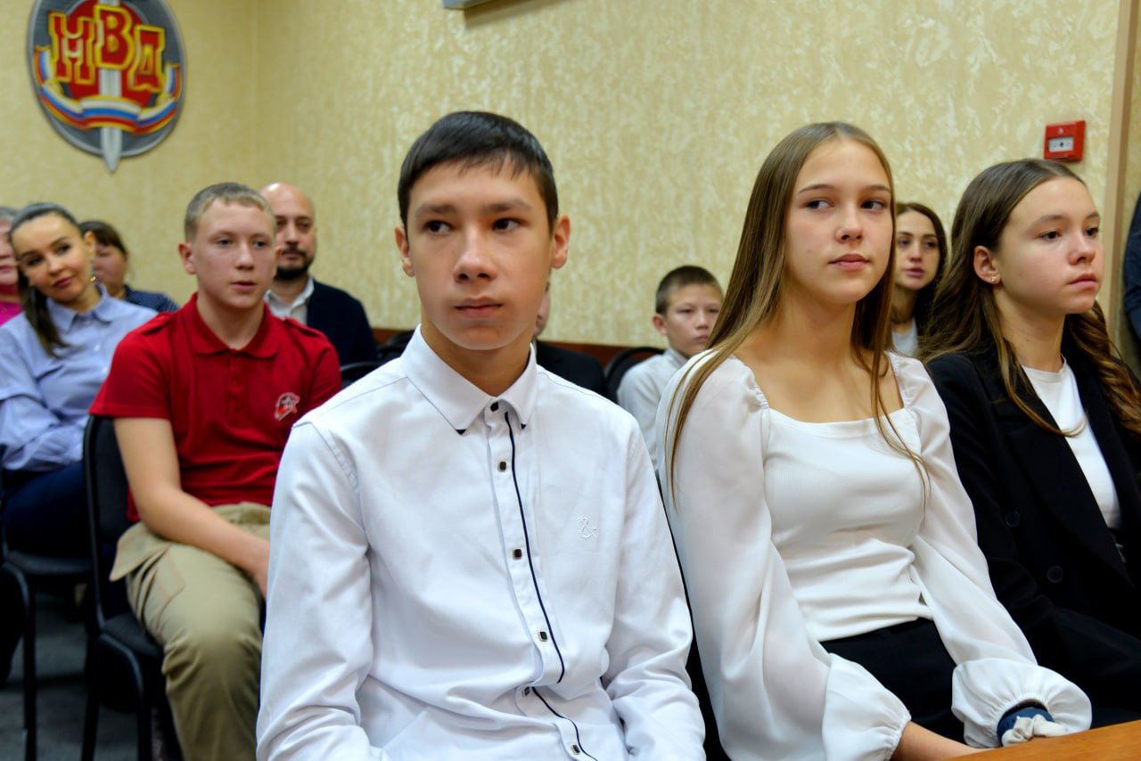 Министр внутренних дел по Республике Хакасия вручил первые паспорта юным гражданам России Министр внутренних дел по Республике Хакасия вручил первые паспорта юным гражданам России