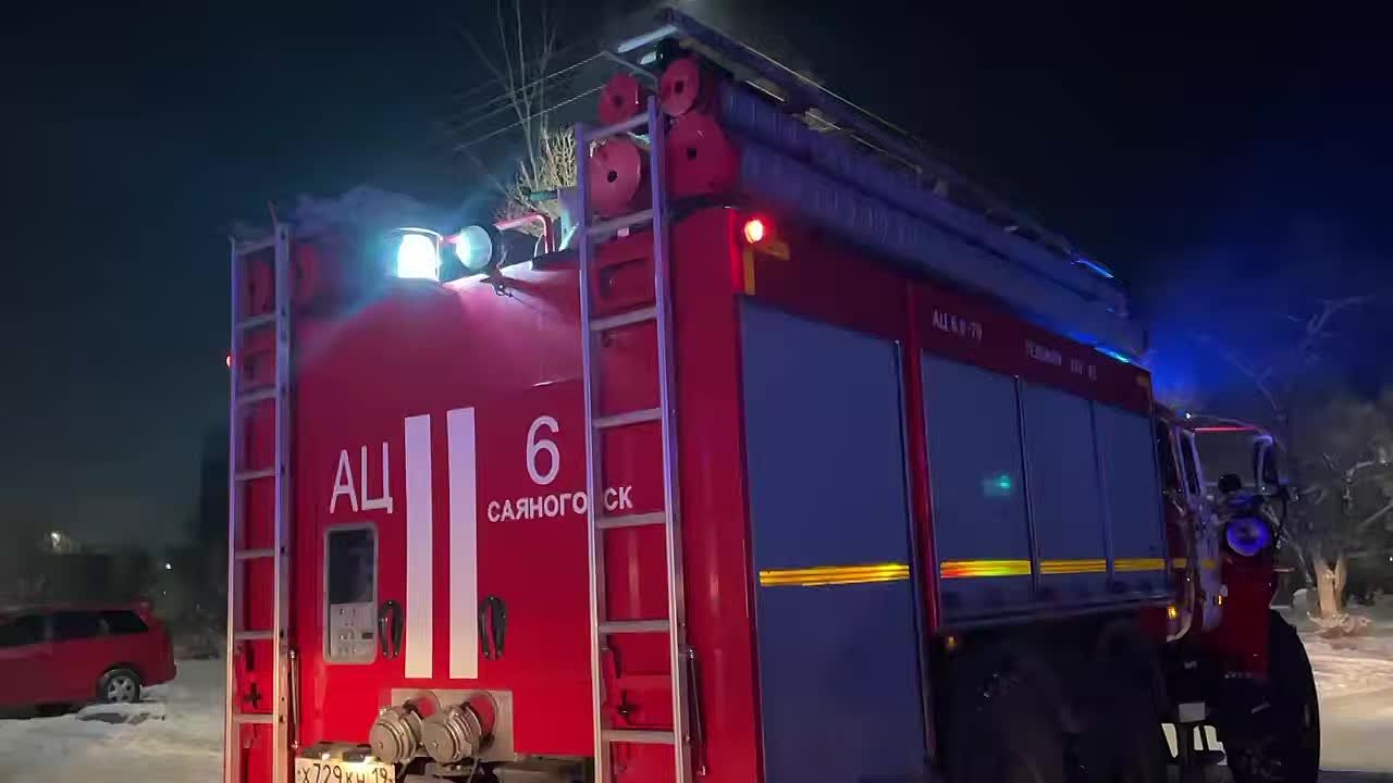 Мужчина надышался дымом во время пожара в многоэтажке Саяногорска, ему понадобилась помощь врачей