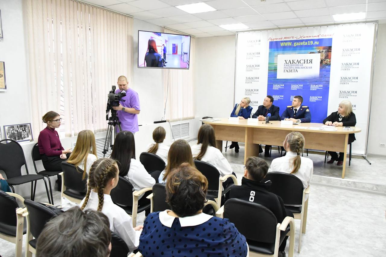 В Республике Хакасия сотрудник ГСУ принял участие в церемонии награждения победителей конкурса детского творчества В Республике Хакасия сотрудник ГСУ принял участие в церемонии награждения победителей конкурса детского творчества