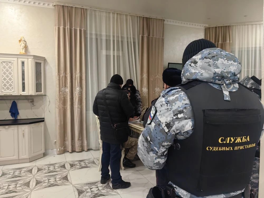 Цыганский посёлок в Усть-Абаканском районе «прошерстили» судебные приставы, сотрудники полиции и Росгвардии Цыганский посёлок в Усть-Абаканском районе «прошерстили» судебные приставы, сотрудники полиции и Росгвардии