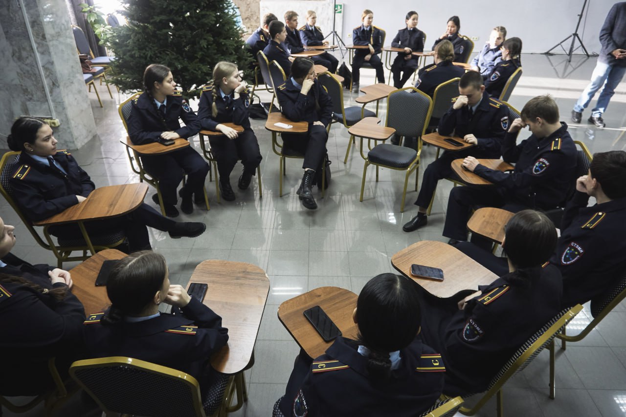 Сегодня студенты Саянского техникума СТЭМИ оказались в центре шквала мнений, молний острых аргументов и жара дискуссий