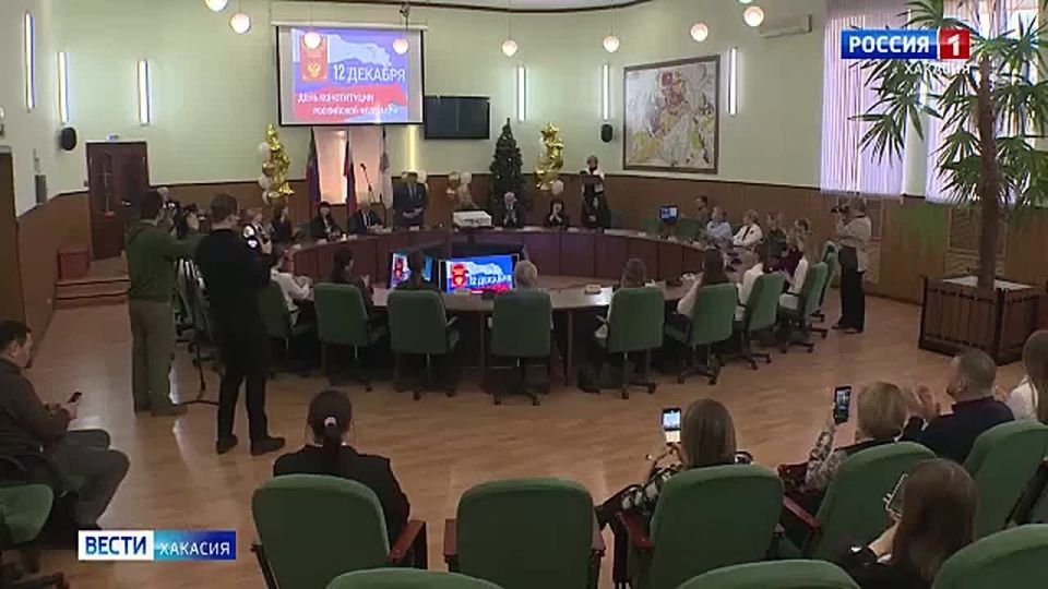 10 абаканских школьников в День Конституции получили паспорта