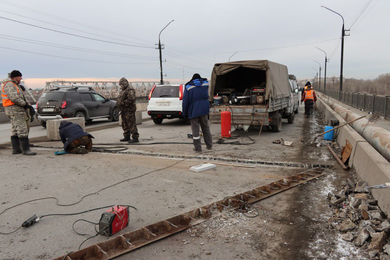 Работы по восстановлению деформационного шва на Коммунальном мосту Абакана будут идти в эти выходные Работы по восстановлению деформационного шва на Коммунальном мосту Абакана будут идти в эти выходные