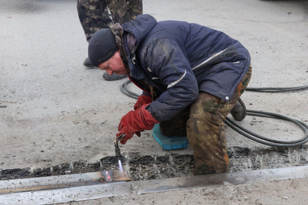 Работы по восстановлению деформационного шва на Коммунальном мосту Абакана будут идти в эти выходные Работы по восстановлению деформационного шва на Коммунальном мосту Абакана будут идти в эти выходные