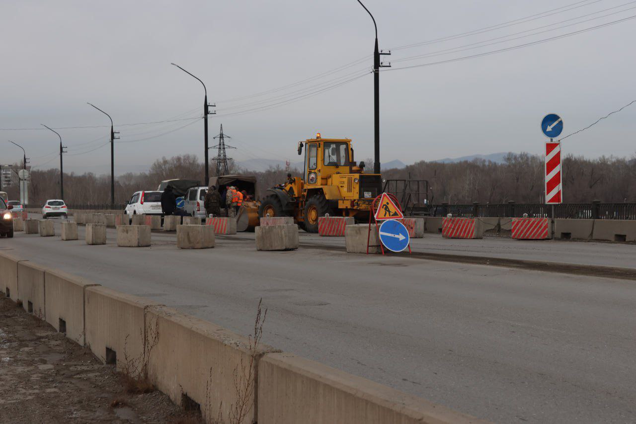 Работы по восстановлению деформационного шва на Коммунальном мосту Абакана будут идти в эти выходные Работы по восстановлению деформационного шва на Коммунальном мосту Абакана будут идти в эти выходные