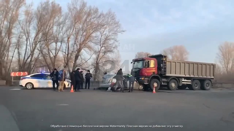 Жуткая авария с грузовиком на северной дамбе - на выезде с Маршала Жукова