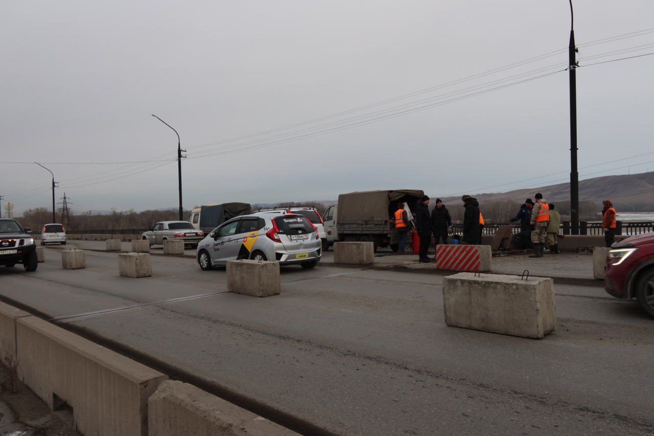 Работы по восстановлению деформационного шва на Коммунальном мосту Абакана будут идти в эти выходные Работы по восстановлению деформационного шва на Коммунальном мосту Абакана будут идти в эти выходные