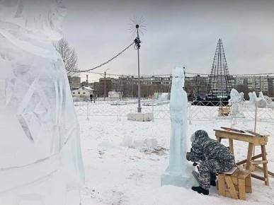 1 В Хакасии начали строить ледовый городок к новогодним праздникам