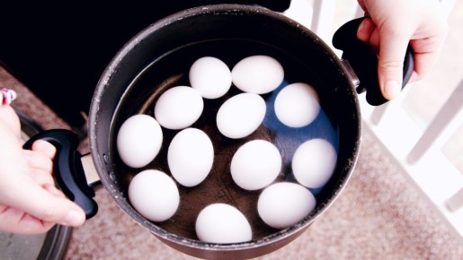 Без терки и ножа: с этой хитростью измельчите яйца за одну минуту