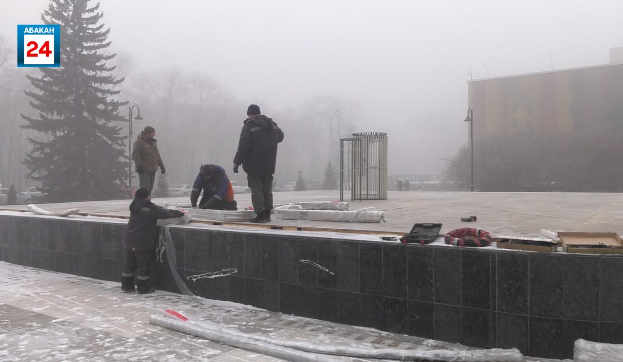 Новый светящийся фонтан монтируют на Театральной площади Абакана Новый светящийся фонтан монтируют на Театральной площади Абакана