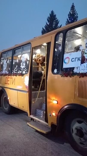 ПО АЛТАЙСКОМУ РАЙОНУ ХАКАСИИ КАТАЕТСЯ АВТОБУС ДЕДА МОРОЗА