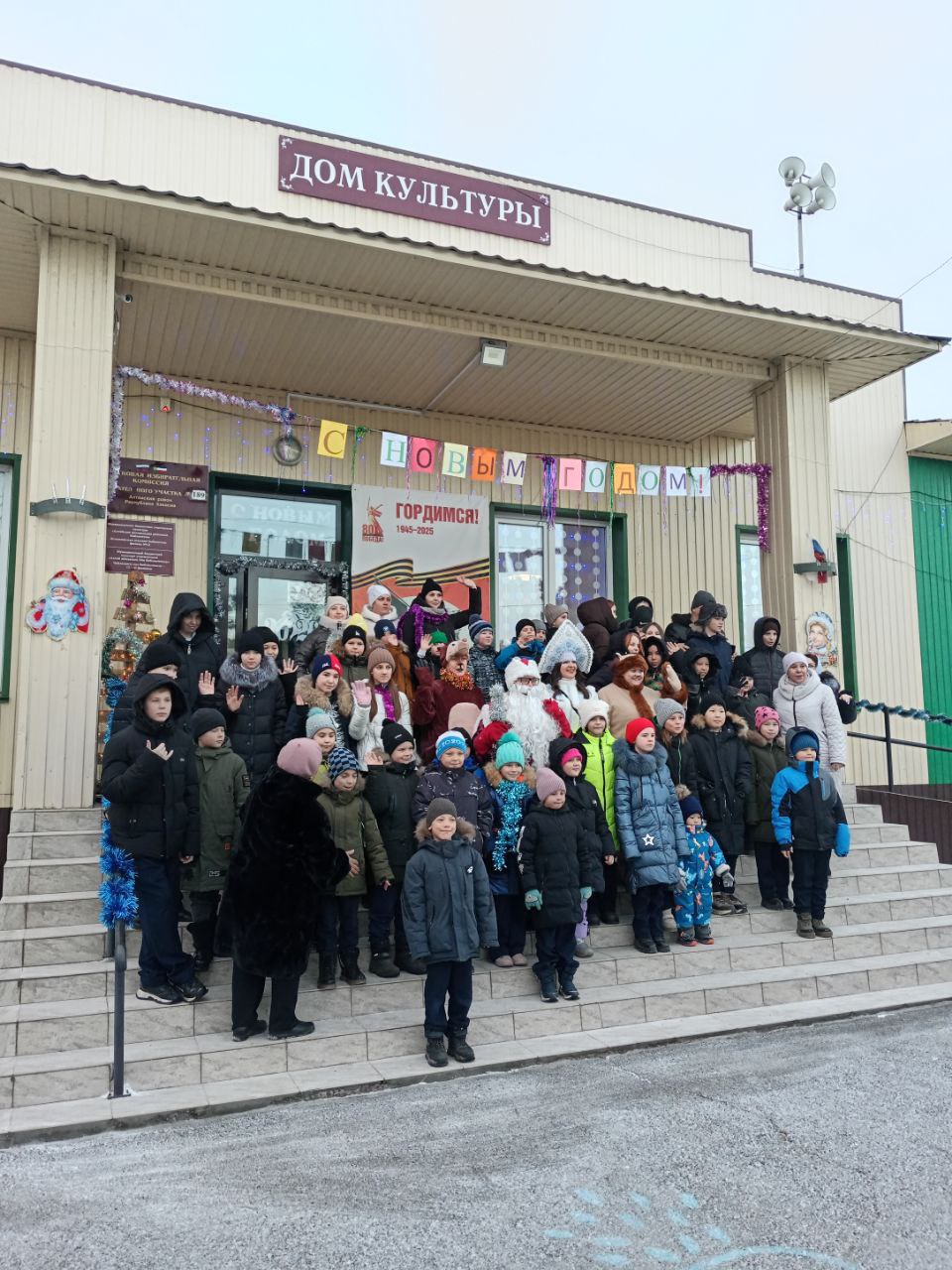 ПО АЛТАЙСКОМУ РАЙОНУ ХАКАСИИ КАТАЕТСЯ АВТОБУС ДЕДА МОРОЗА ПО АЛТАЙСКОМУ РАЙОНУ ХАКАСИИ КАТАЕТСЯ АВТОБУС ДЕДА МОРОЗА