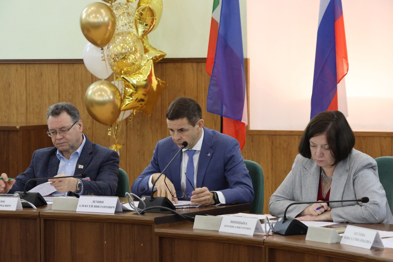 Откроются ли в Абакане уличные катки и где искать новогодние инсталляции? Новогодняя иллюминация и световые инсталляции уже украшают Абакан, но разноцветных огней к Новому году станет больше Откроются ли в Абакане уличные катки и где искать новогодние инсталляции? Новогодняя иллюминация и световые инсталляции уже украшают Абакан, но разноцветных огней к Новому году станет больше