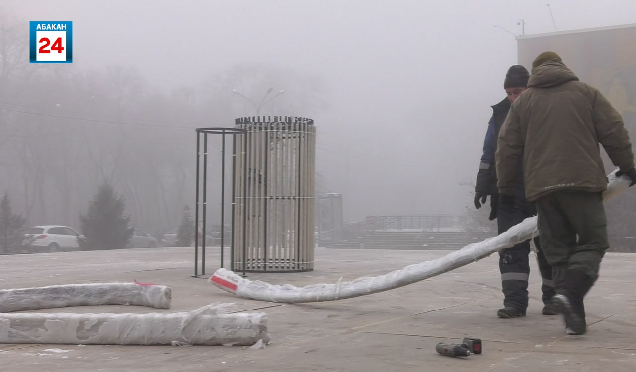 Новый светящийся фонтан монтируют на Театральной площади Абакана Новый светящийся фонтан монтируют на Театральной площади Абакана