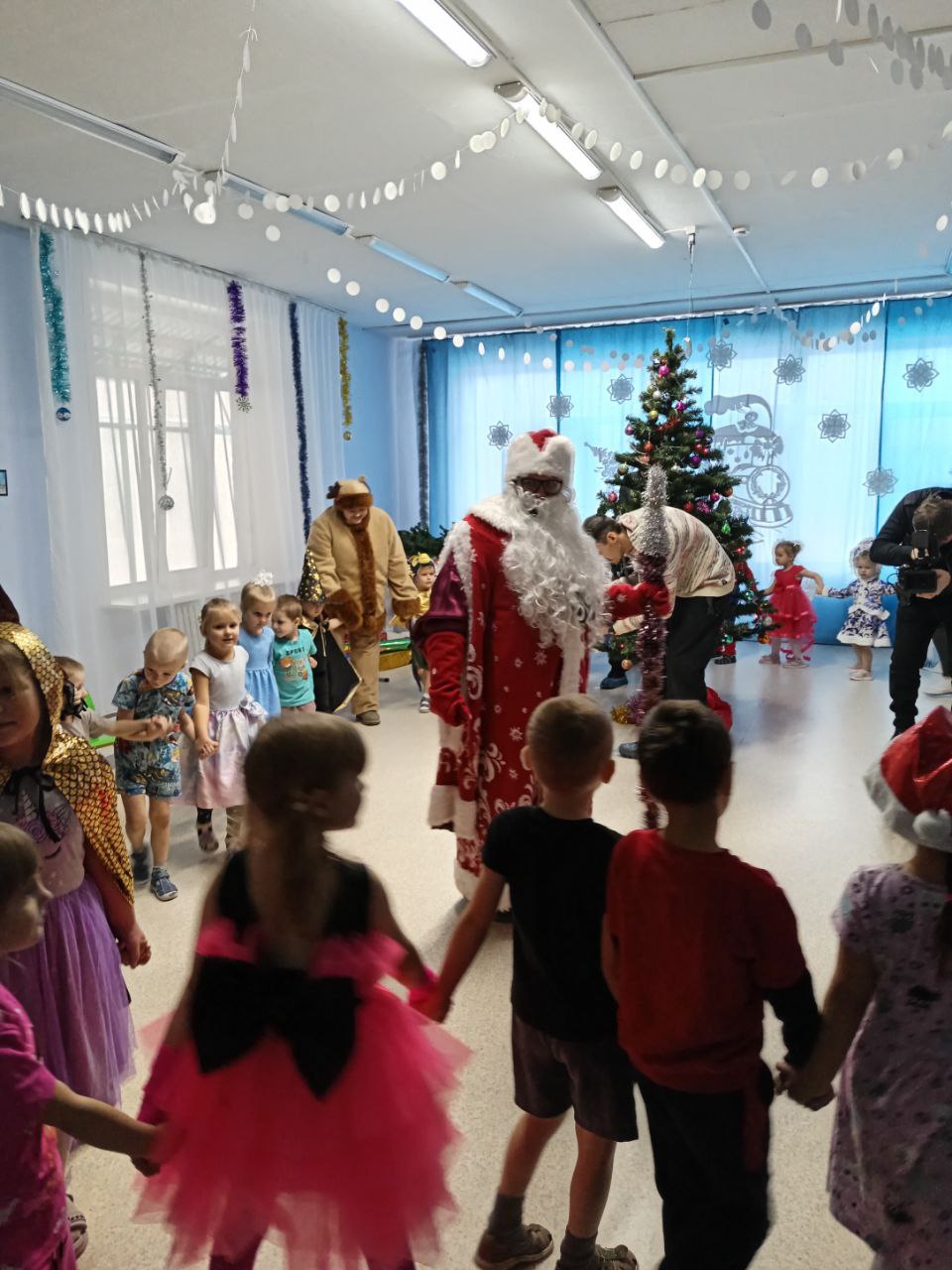 ПО АЛТАЙСКОМУ РАЙОНУ ХАКАСИИ КАТАЕТСЯ АВТОБУС ДЕДА МОРОЗА ПО АЛТАЙСКОМУ РАЙОНУ ХАКАСИИ КАТАЕТСЯ АВТОБУС ДЕДА МОРОЗА