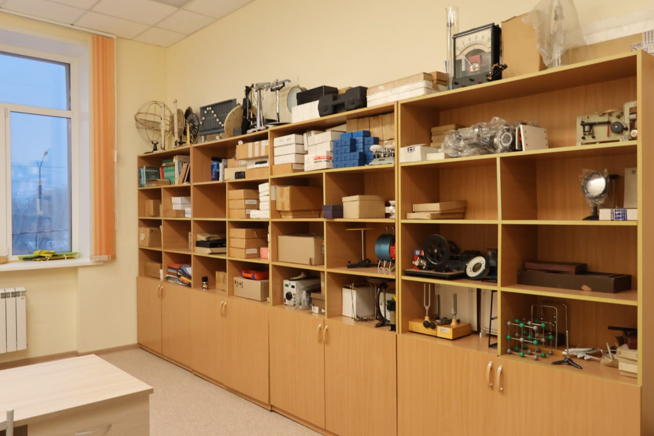 Подрядчик – ООО «ПромСтройРесурс» – постепенно завершает капитальный ремонт в школе № 10. Большинство учебных кабинетов уже готовы, в них расставляется мебель Подрядчик – ООО «ПромСтройРесурс» – постепенно завершает капитальный ремонт в школе № 10. Большинство учебных кабинетов уже готовы, в них расставляется мебель