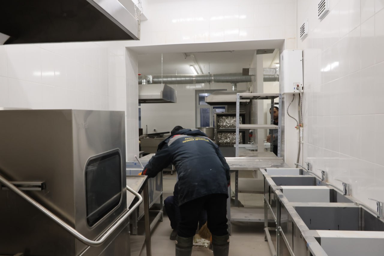 Подрядчик – ООО «ПромСтройРесурс» – постепенно завершает капитальный ремонт в школе № 10. Большинство учебных кабинетов уже готовы, в них расставляется мебель Подрядчик – ООО «ПромСтройРесурс» – постепенно завершает капитальный ремонт в школе № 10. Большинство учебных кабинетов уже готовы, в них расставляется мебель