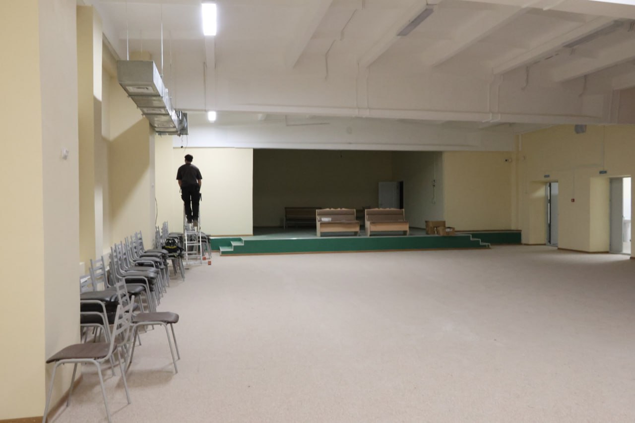 Подрядчик – ООО «ПромСтройРесурс» – постепенно завершает капитальный ремонт в школе № 10. Большинство учебных кабинетов уже готовы, в них расставляется мебель Подрядчик – ООО «ПромСтройРесурс» – постепенно завершает капитальный ремонт в школе № 10. Большинство учебных кабинетов уже готовы, в них расставляется мебель