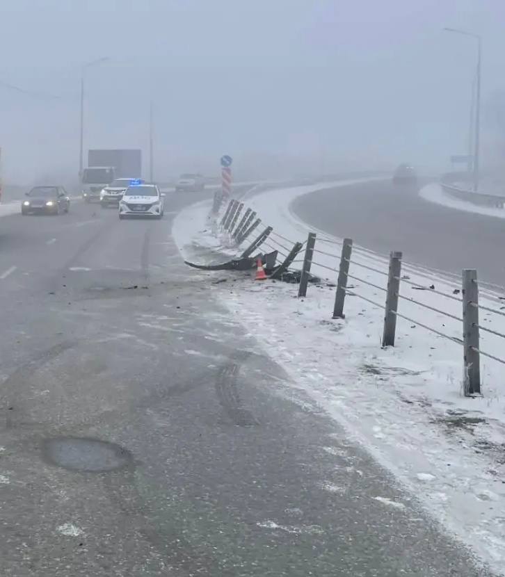 Женщина за рулём иномарки протаранила ограждение на объездной Абакана Женщина за рулём иномарки протаранила ограждение на объездной Абакана