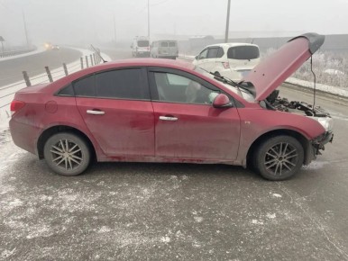 В Абакане автомобиль наехал на препятствие