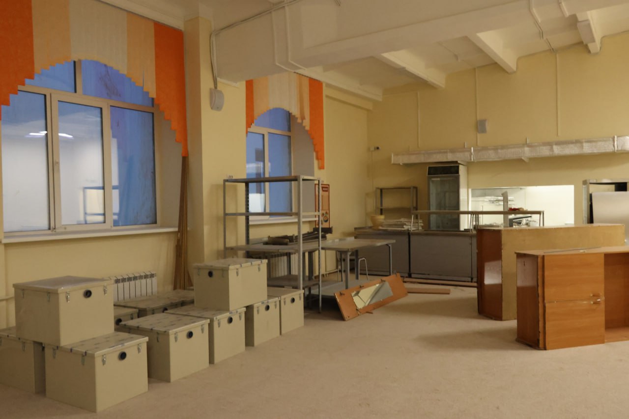 Подрядчик – ООО «ПромСтройРесурс» – постепенно завершает капитальный ремонт в школе № 10. Большинство учебных кабинетов уже готовы, в них расставляется мебель Подрядчик – ООО «ПромСтройРесурс» – постепенно завершает капитальный ремонт в школе № 10. Большинство учебных кабинетов уже готовы, в них расставляется мебель