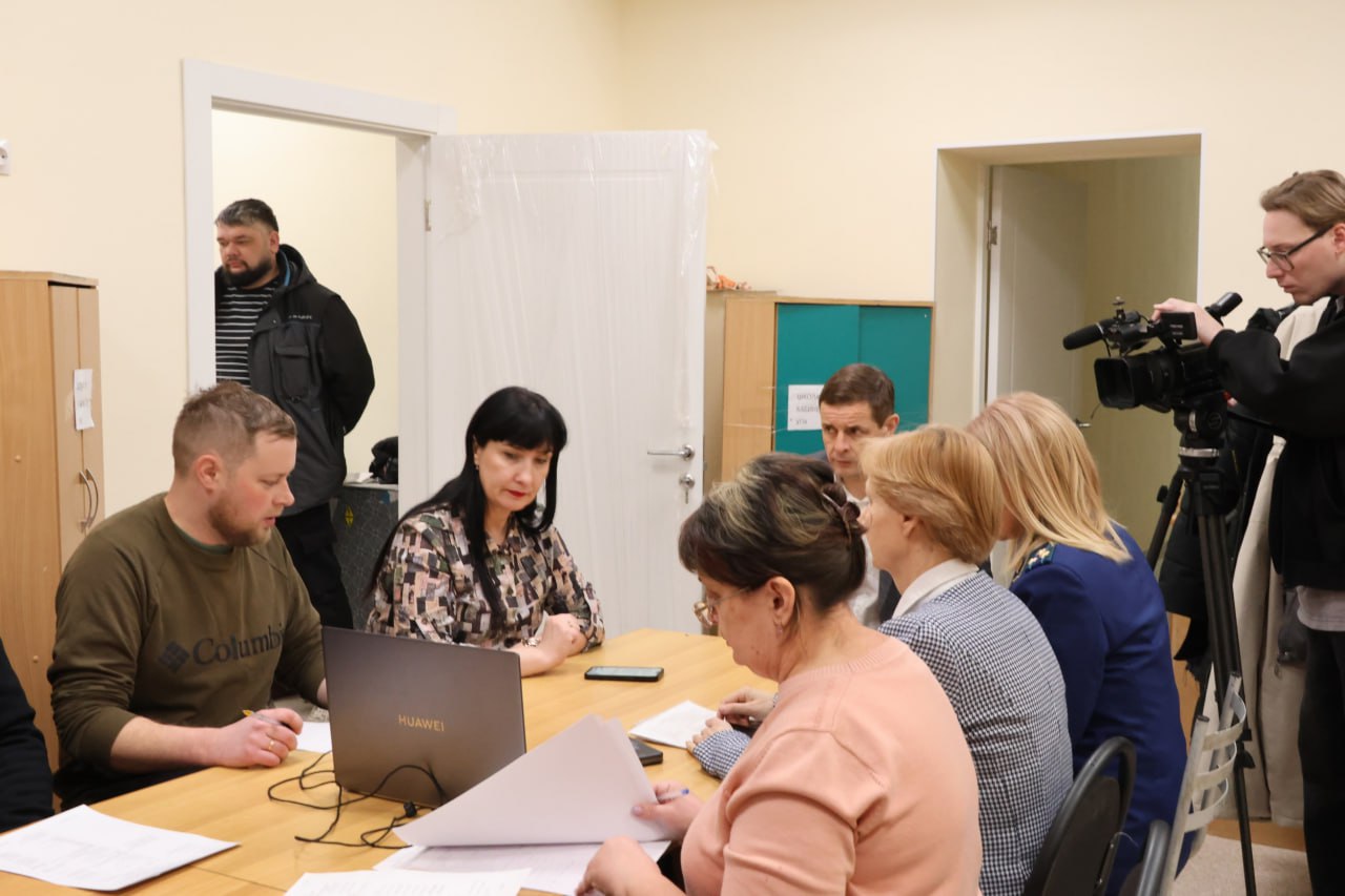 Подрядчик – ООО «ПромСтройРесурс» – постепенно завершает капитальный ремонт в школе № 10. Большинство учебных кабинетов уже готовы, в них расставляется мебель Подрядчик – ООО «ПромСтройРесурс» – постепенно завершает капитальный ремонт в школе № 10. Большинство учебных кабинетов уже готовы, в них расставляется мебель