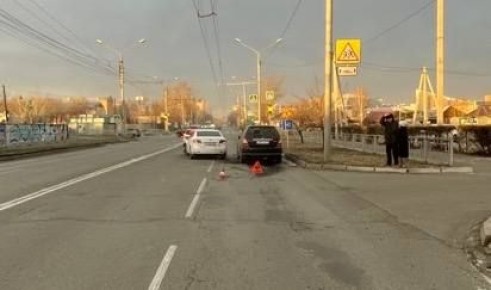 В Абакане столкнулись два автомобиля