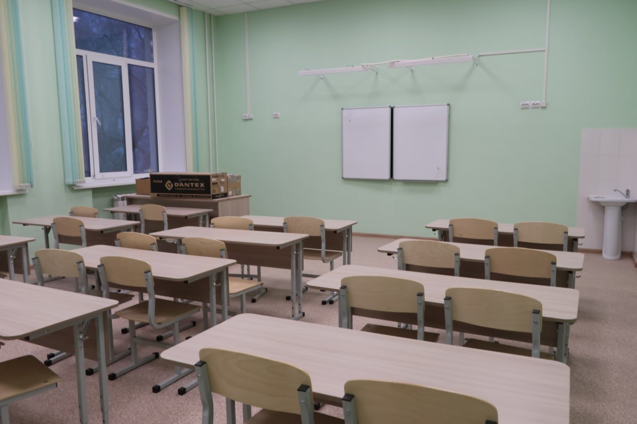 Подрядчик – ООО «ПромСтройРесурс» – постепенно завершает капитальный ремонт в школе № 10. Большинство учебных кабинетов уже готовы, в них расставляется мебель Подрядчик – ООО «ПромСтройРесурс» – постепенно завершает капитальный ремонт в школе № 10. Большинство учебных кабинетов уже готовы, в них расставляется мебель