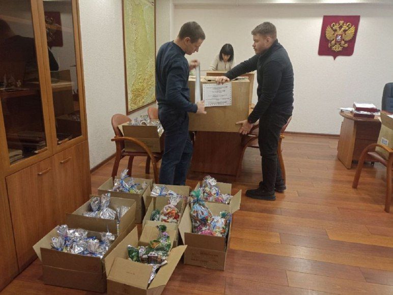 Новогодние сладости для детей из ЛНР собрал Минстрой Хакасии