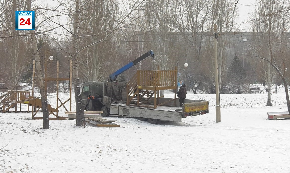 Деревянные горки устанавливают в парках Комсомольский, Преображенский и в 10 жилом районе Деревянные горки устанавливают в парках Комсомольский, Преображенский и в 10 жилом районе
