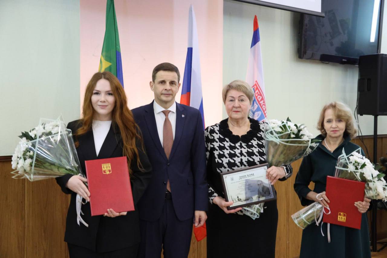 Алексей Лемин: Сегодня – День рождения Николая Генриховича Булакина, и мы в пятый раз вручаем премию его имени, высшую премию Абакана Алексей Лемин: Сегодня – День рождения Николая Генриховича Булакина, и мы в пятый раз вручаем премию его имени, высшую премию Абакана