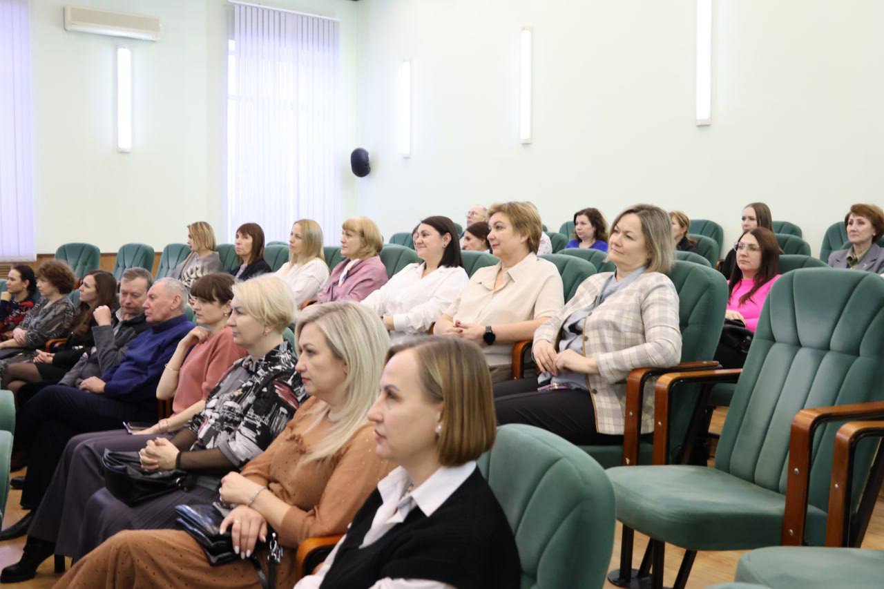 Алексей Лемин: Сегодня – День рождения Николая Генриховича Булакина, и мы в пятый раз вручаем премию его имени, высшую премию Абакана Алексей Лемин: Сегодня – День рождения Николая Генриховича Булакина, и мы в пятый раз вручаем премию его имени, высшую премию Абакана