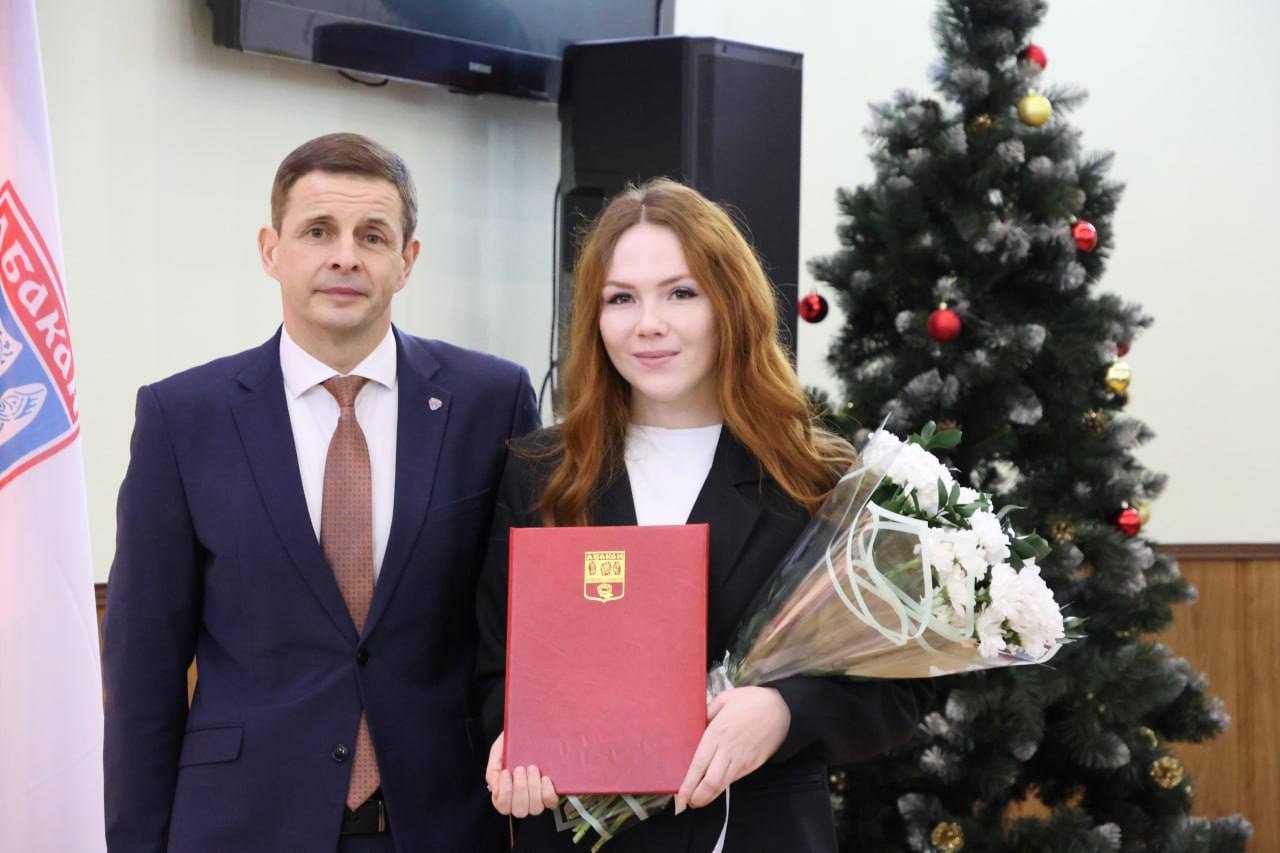 Алексей Лемин: Сегодня – День рождения Николая Генриховича Булакина, и мы в пятый раз вручаем премию его имени, высшую премию Абакана Алексей Лемин: Сегодня – День рождения Николая Генриховича Булакина, и мы в пятый раз вручаем премию его имени, высшую премию Абакана