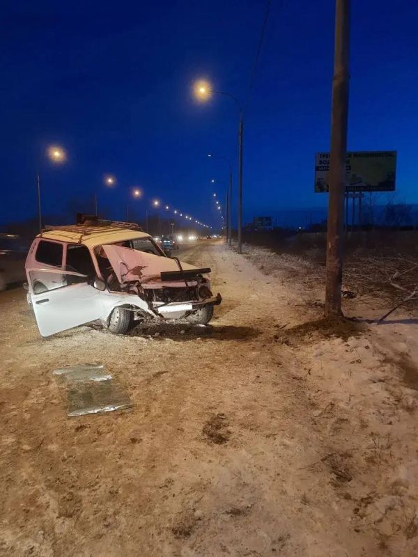 В УСТЬ-АБАКАНСКОМ РАЙОНЕ АВТОМОБИЛЬ ВПЕЧАТАЛСЯ В СТОЛБ