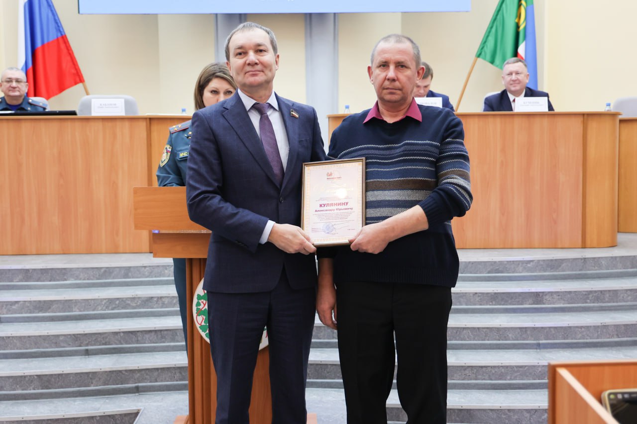 Денис Кабанов поздравил специалистов ГО и ЧС и предложил усилить превентивные меры в борьбе с пожарами Денис Кабанов поздравил специалистов ГО и ЧС и предложил усилить превентивные меры в борьбе с пожарами