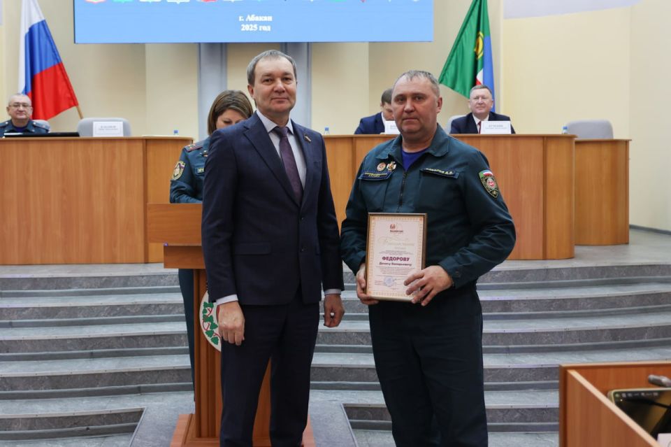 Денис Кабанов поздравил специалистов ГО и ЧС и предложил усилить превентивные меры в борьбе с пожарами