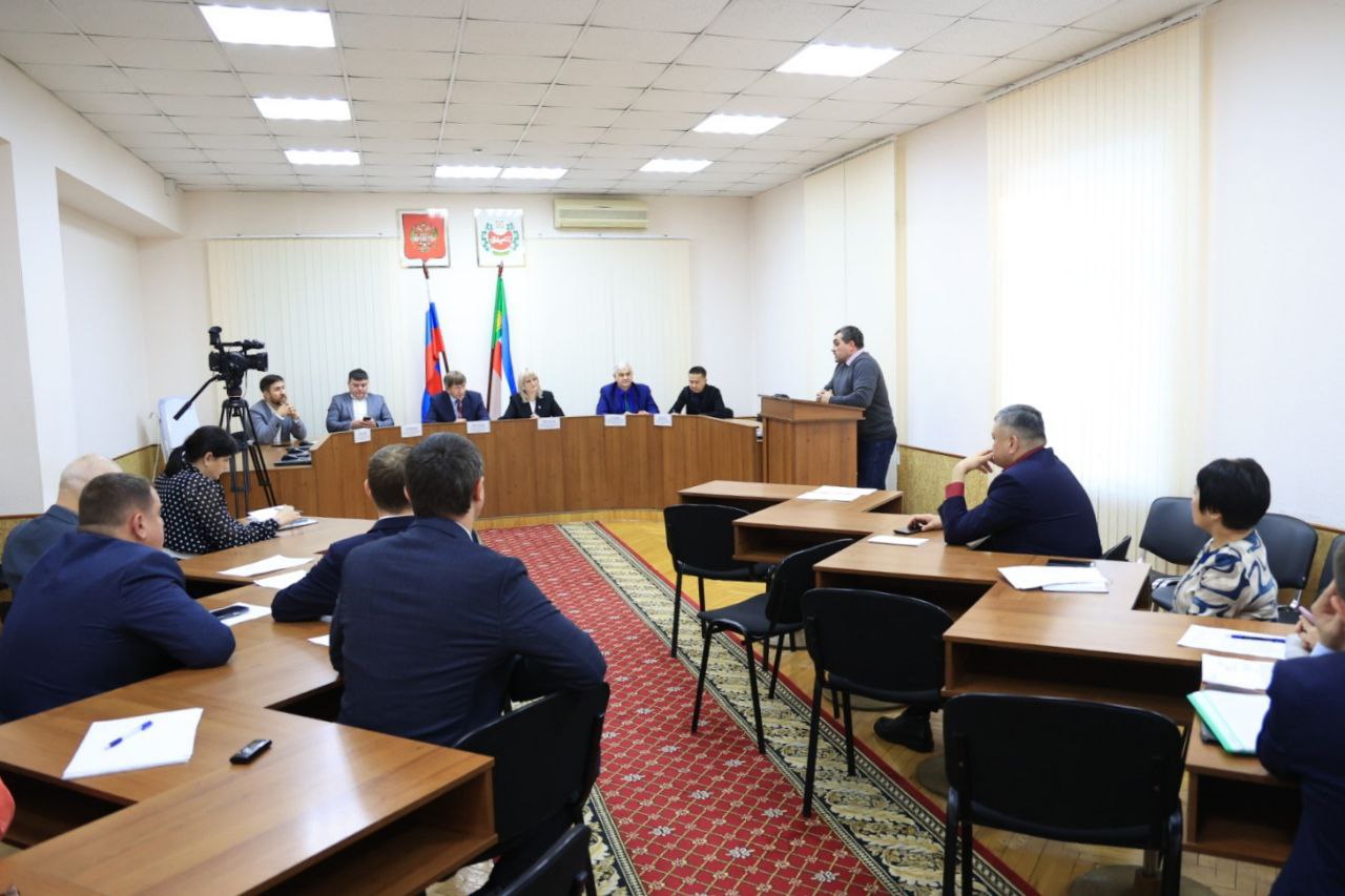 В парламенте Хакасии обсудили вопросы защиты национальных традиций и социальной справедливости