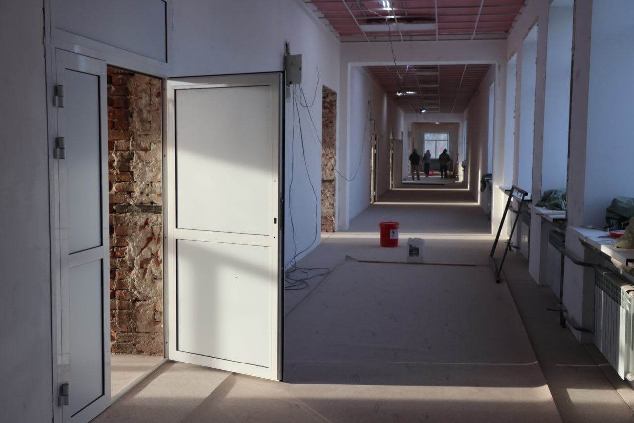 Сегодня на очередном штабе по выполнению капитального ремонта школы № 1 директор «Муниципального жилищного фонда» Андрей Аплошкин рассказал о выполненных работах и о том, на чём сосредоточены рабочие на этой неделе Сегодня на очередном штабе по выполнению капитального ремонта школы № 1 директор «Муниципального жилищного фонда» Андрей Аплошкин рассказал о выполненных работах и о том, на чём сосредоточены рабочие на этой неделе